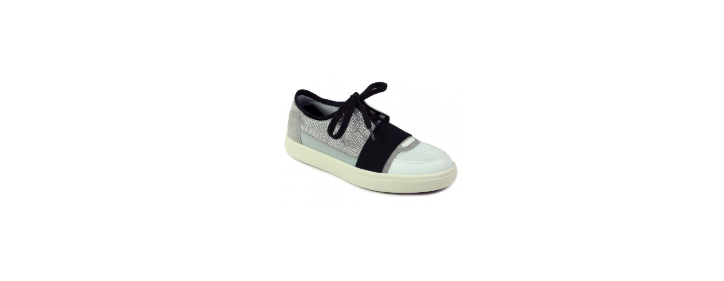 Best Walking Shoes for Narrow Feet: Complete 2025 Guide